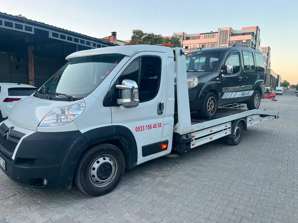 Akbulut Yol Yardım çekicisi akşamüstü bir hafif ticari aracı platformda taşırken