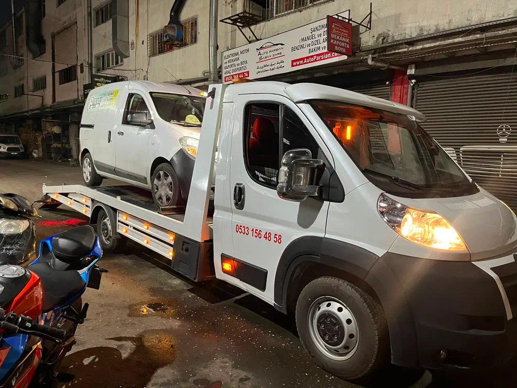 Akbulut Yol Yardım çekicisi gece oto sanayide bir panelvanı taşırken
