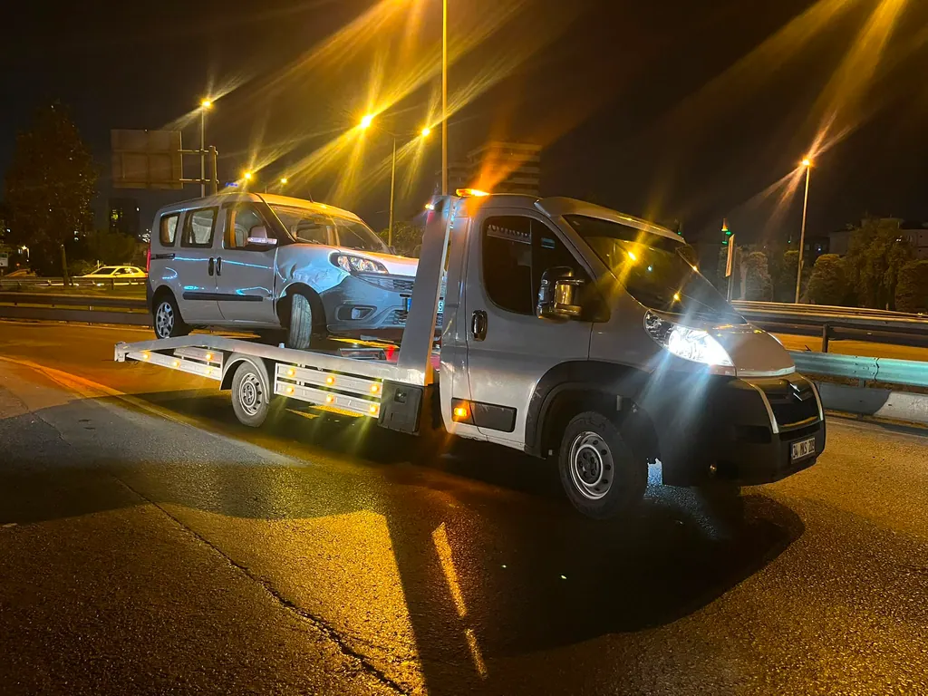 Akbulut Yol Yardım çekicisi gece yol kenarında hasarlı bir aracı yüklerken