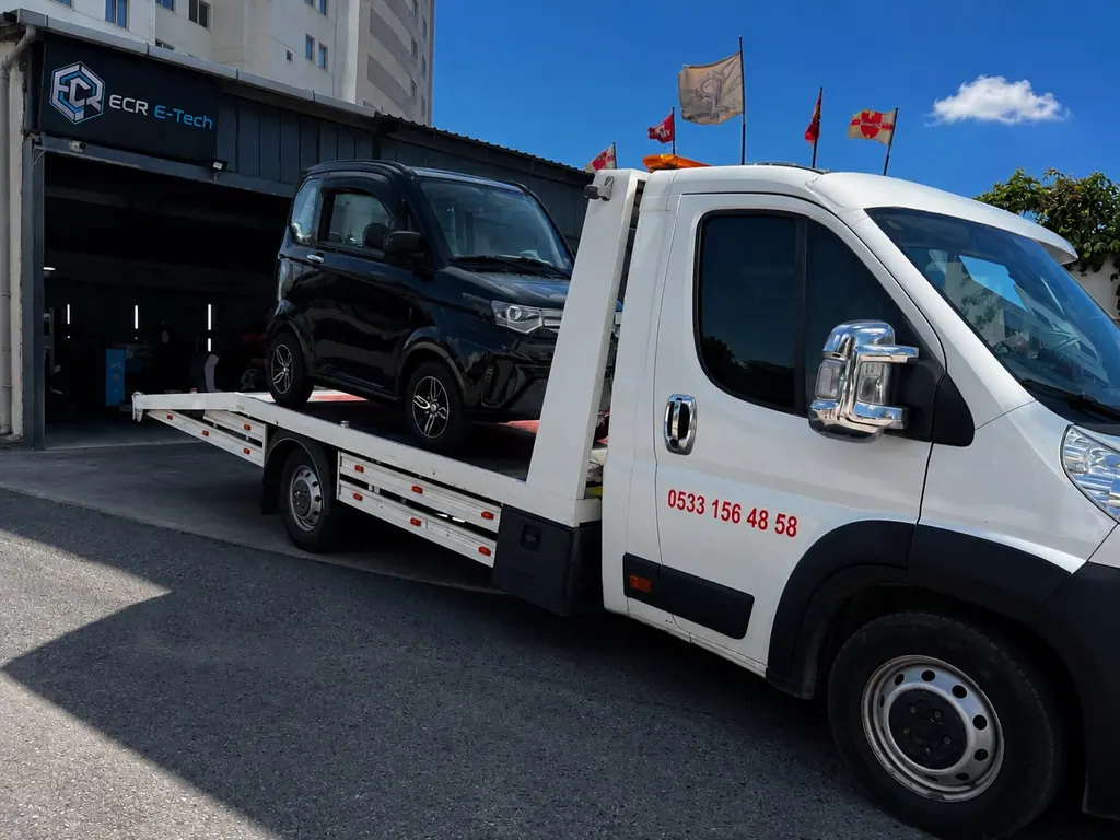 Akbulut Yol Yardım çekicisi küçük elektrikli bir otomobili platformda taşırken