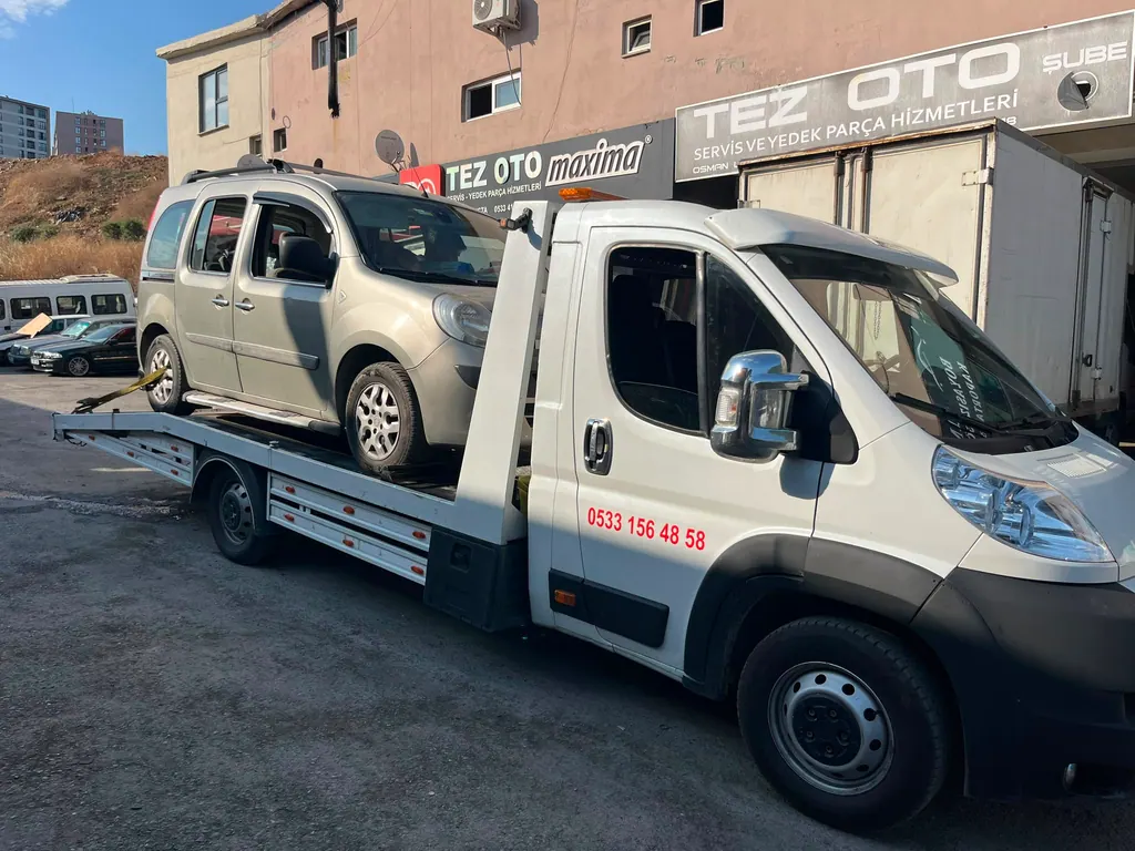 Akbulut Yol Yardım çekicisi bir hafif ticari aracı platformda taşırken