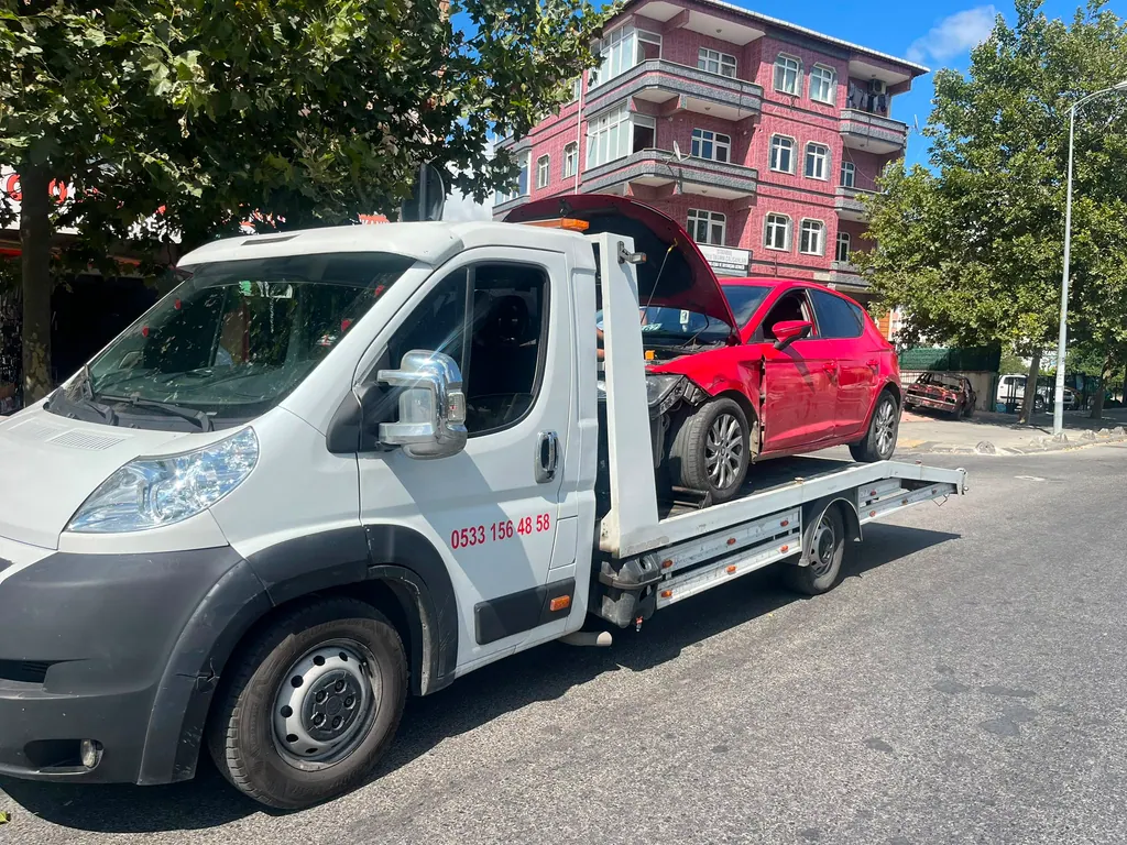 Akbulut Yol Yardım çekicisi kaza yapmış kırmızı bir otomobili platformda taşırken