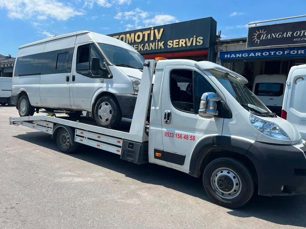 Akbulut Yol Yardım çekicisi oto sanayide bir minibüsü platformda taşırken