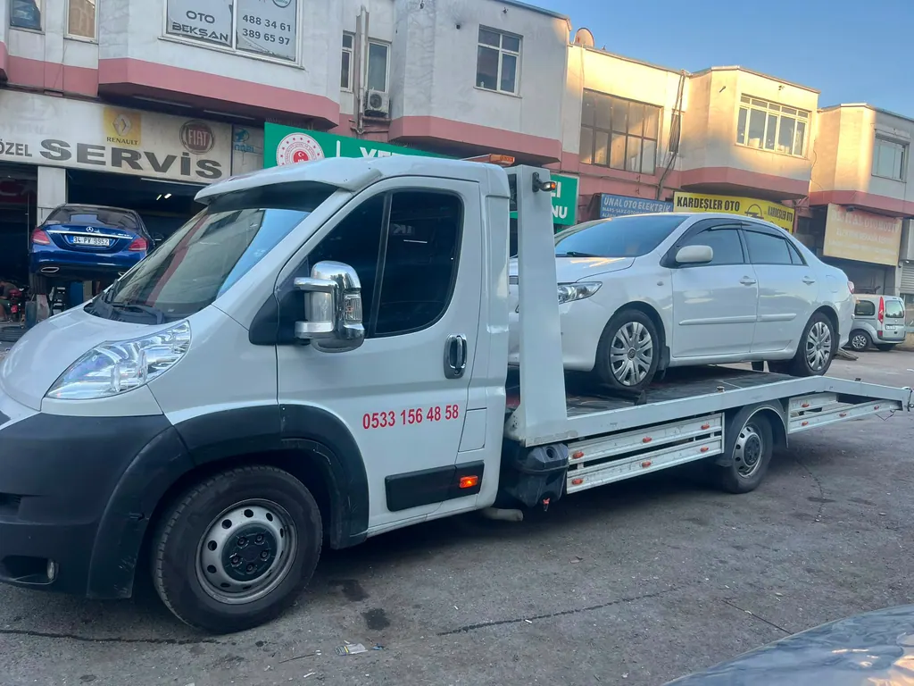 Akbulut Yol Yardım çekicisi oto sanayi sitesinde bir otomobili platformda taşırken