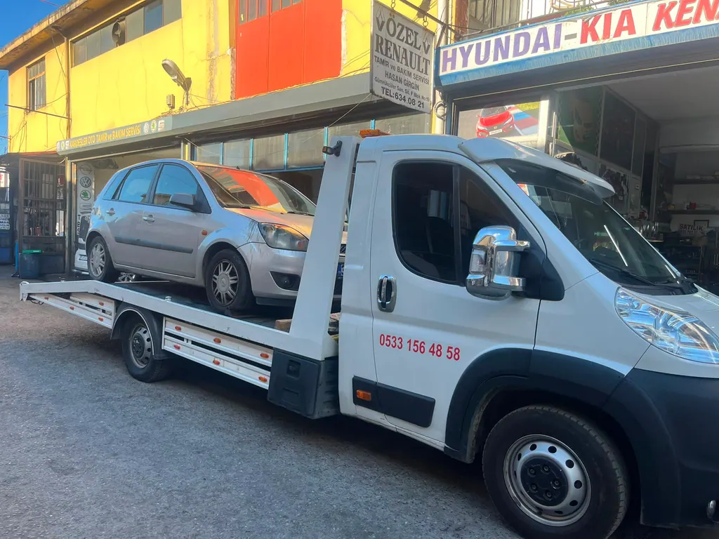 Akbulut Yol Yardım çekicisi bir aracı oto sanayideki servise teslim ederken