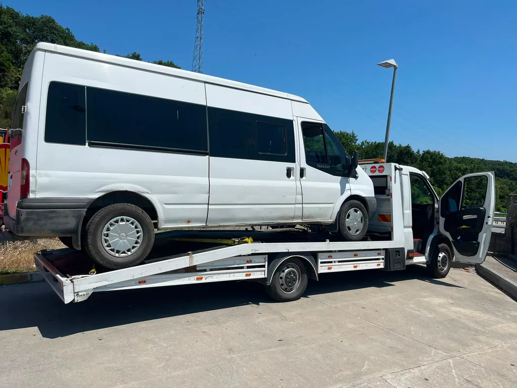 Akbulut Yol Yardım aracı otoyol kenarında bir minibüsü platforma yüklemiş halde