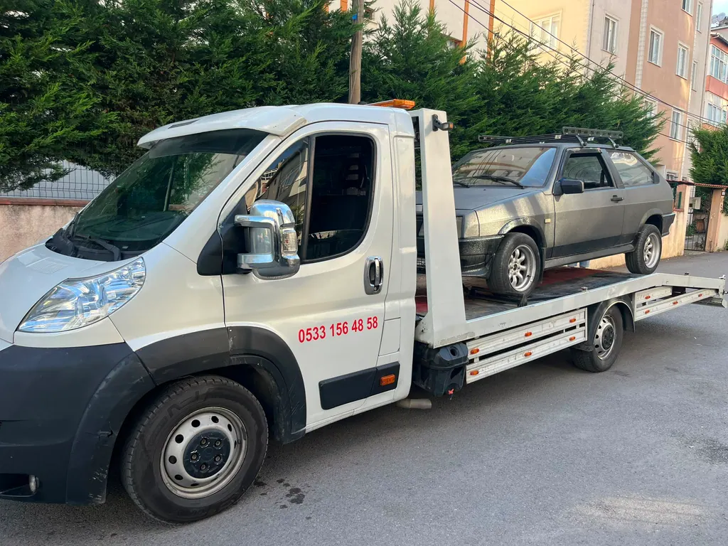 Akbulut Yol Yardım çekicisi bir sokakta klasik bir otomobili taşırken