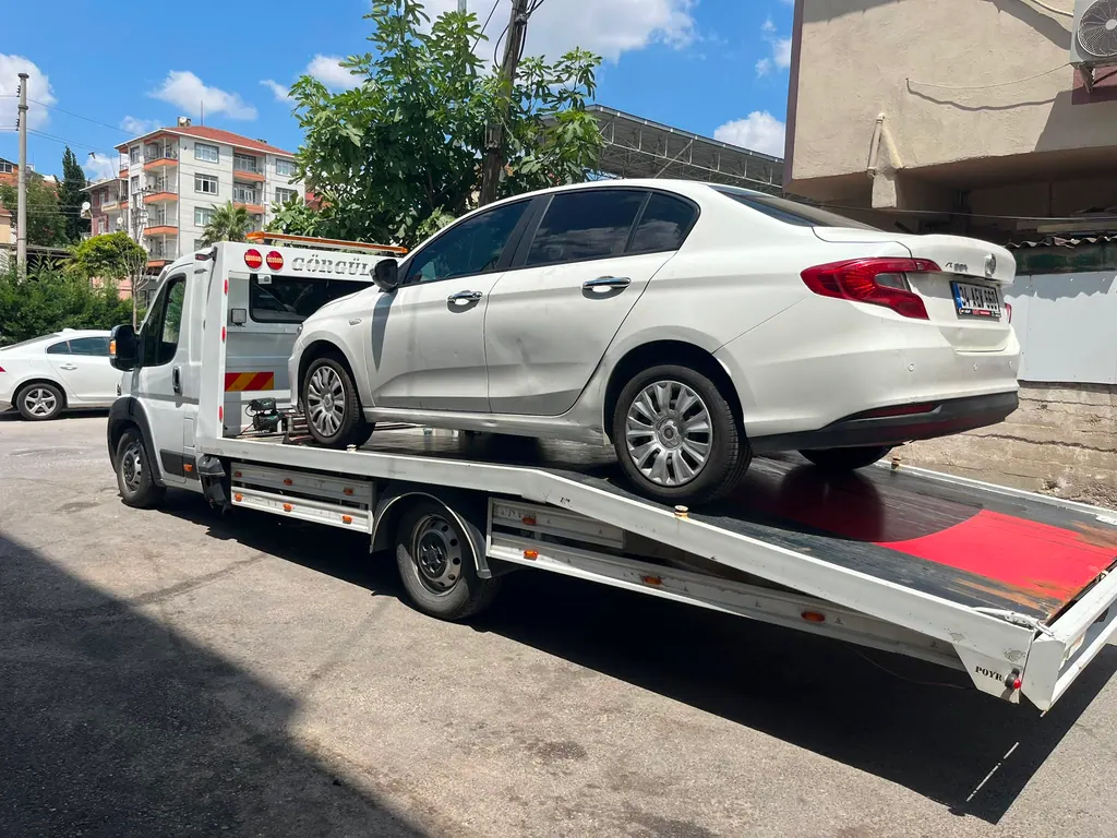 Akbulut Yol Yardım ikinci çekicisi rampası açık halde bir sedanı indirirken